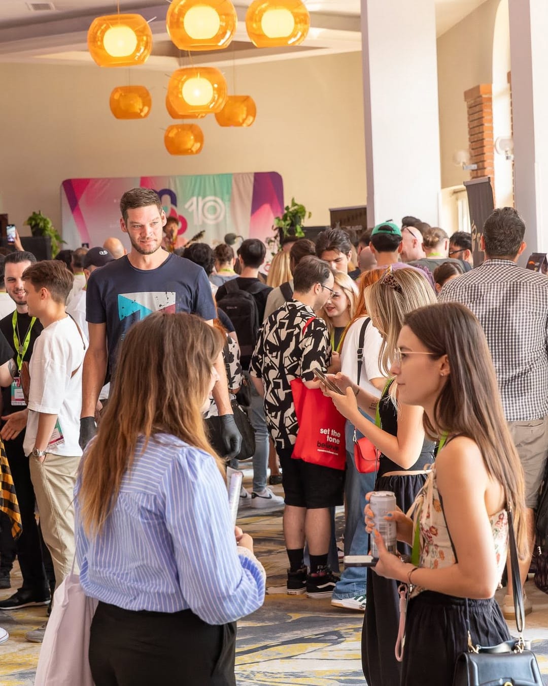 Participanți la conferința Mastering the Music Business, între standuri și discuții.
