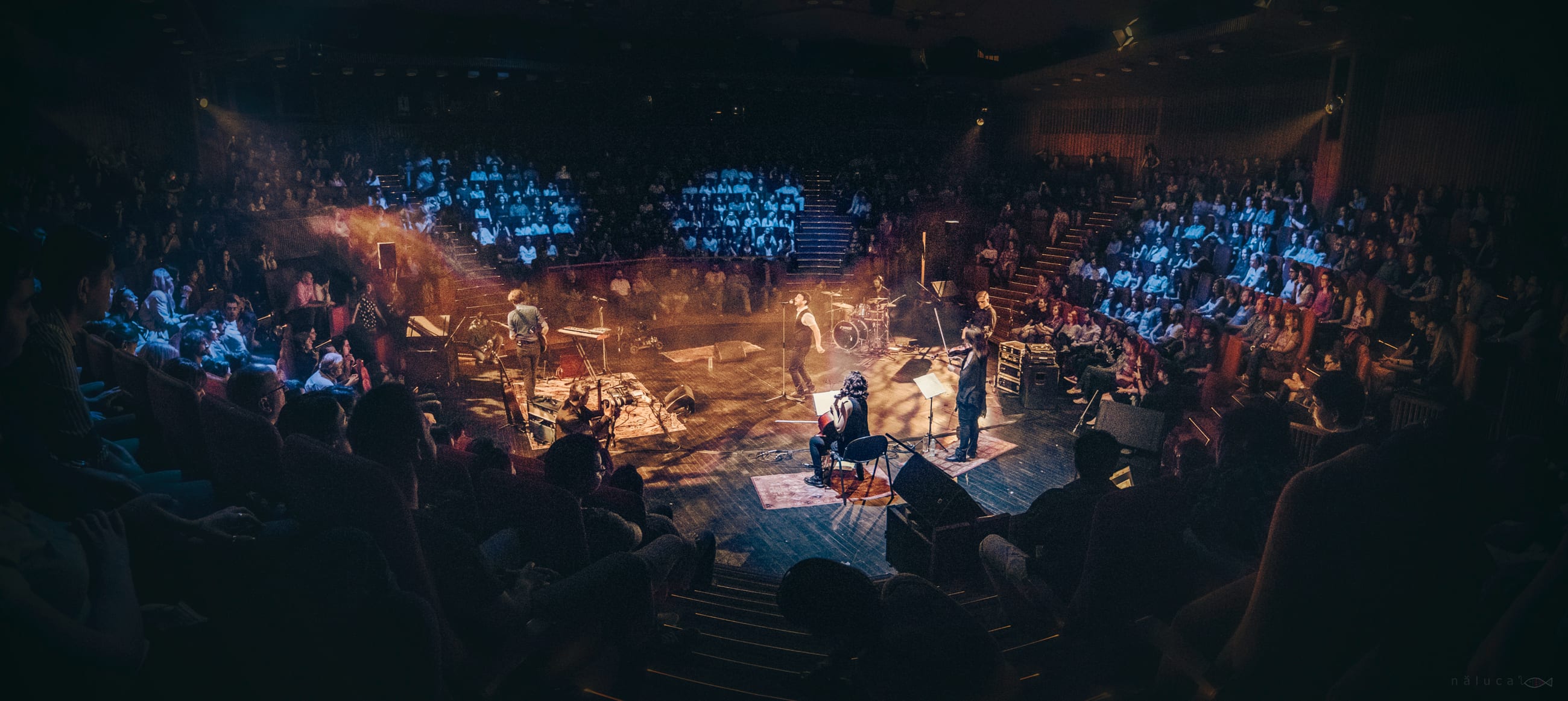 Concert Travka la Teatrul Național București, pe o scenă în rond, cu publicul de jur împrejur.