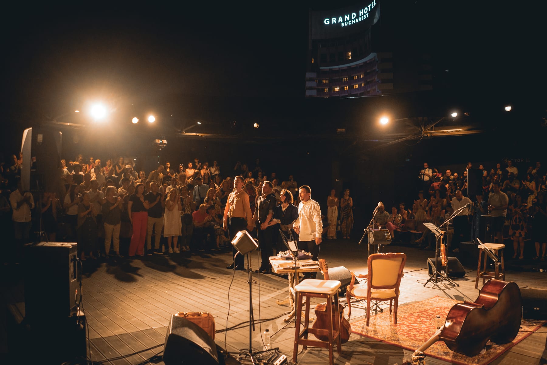Luiza Zan și trupa la finalul concertului, pe acoperișul Teatrului Național, cu publicul în picioare.