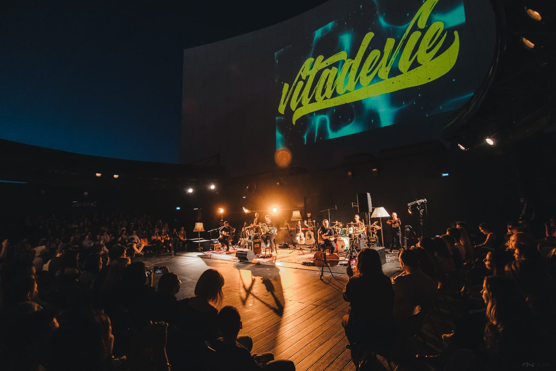Vița de Vie în concert pe acoperișul Teatrului Național, cu publicul așezat de jur împrejurul scenei.
